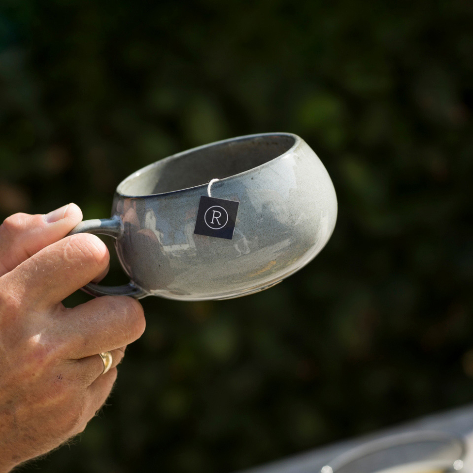 ギャラリー写真3　モダーンなグレー色ティーカップ