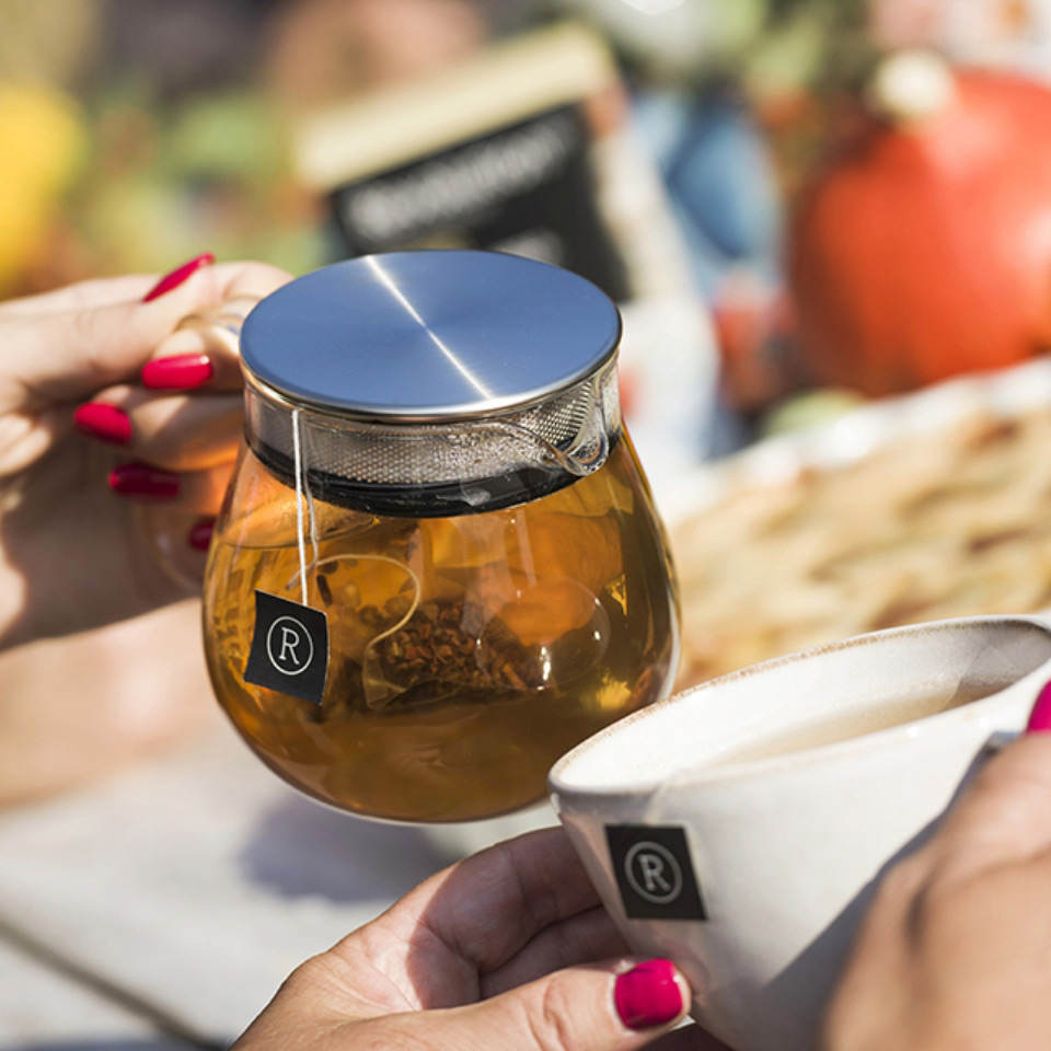 ギャラリー写真7　ティーを注ぐ