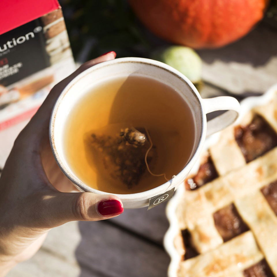 ギャラリー写真8　ティーバッグが浸かっている白いティーカップ