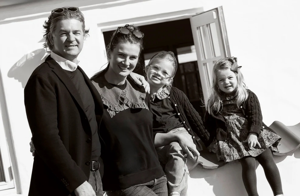 About Revolutionの写真 創業者の家族写真 男性一人　女性一人、子ども二人